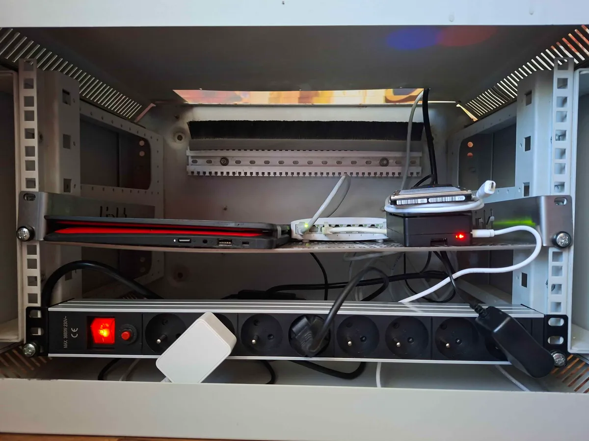 Photo du rack physique : PC Proxmox, switch réseau et Raspberry Pi